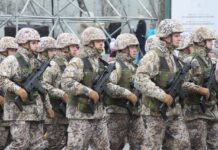 Soldaten der Nationalgarde in Lettland bei einer Parade zum Unabhängigkeitstag.