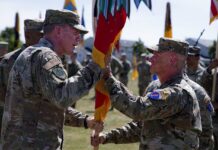 Der gegenwärtige SACEUR, General Christopher Cavoli (r.), bei der Übergabe seines vorherigen Kommandos über die U.S. Army Europe and Africa an seinen Nachfolger 2022.