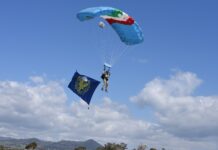 Ein Fallschirmspringer landet mit der Flagge der 17. Stormo Incursori.