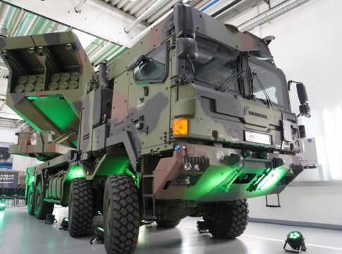 GMARS besteht aus einem mit dem M270 MLRS und M142 HIMARS kompatiblen Raketenwerfer auf HX3-Fahrgestell.