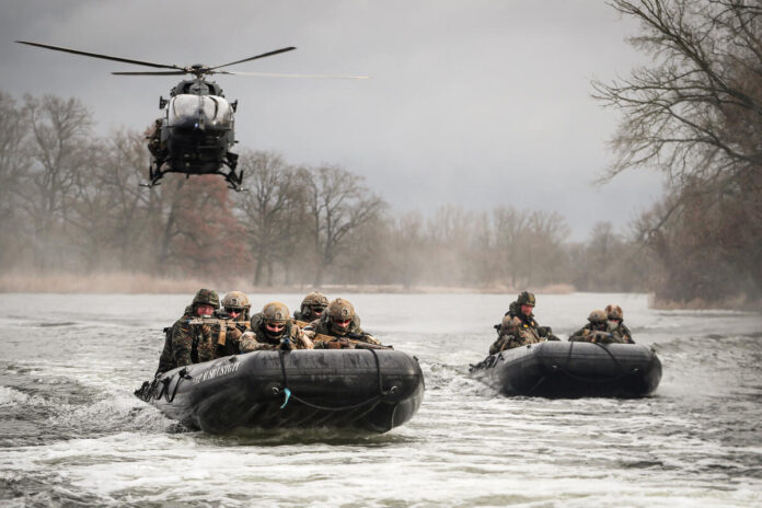 Kampfschwimmer beim Training auf dem Truppenübungsplatz in Klietz.
