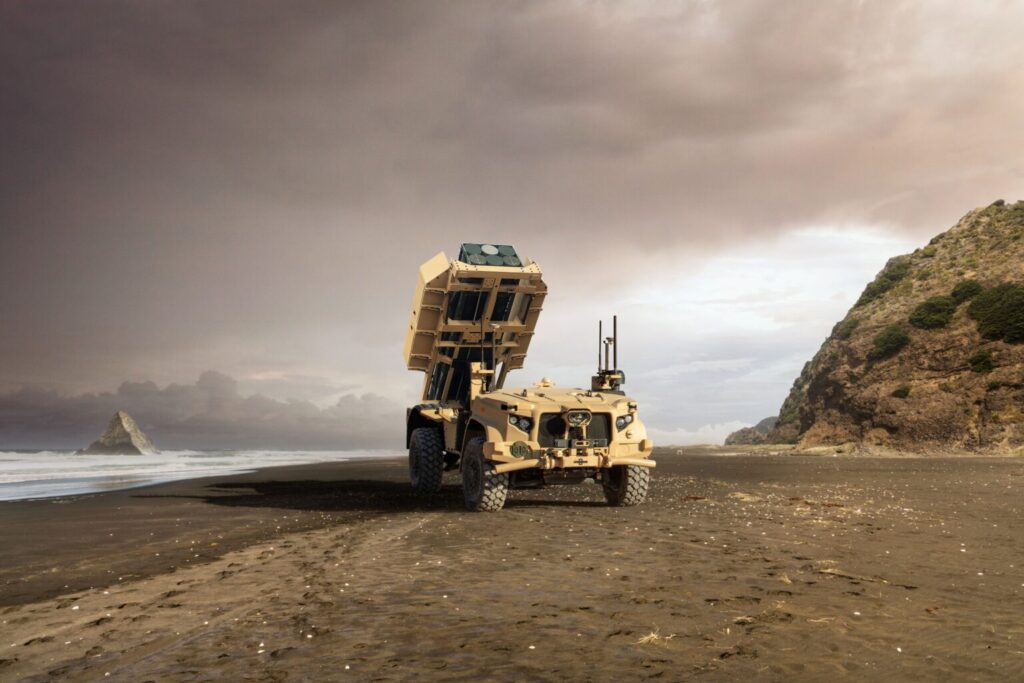 Autonome Artillerie-Raketensysteme im Kommen 2 Neben DeepStrike von Raytheon (Titelbild) stellte Oshkosh sein System ROGUE Fires mit HIMARS-Modul vor.