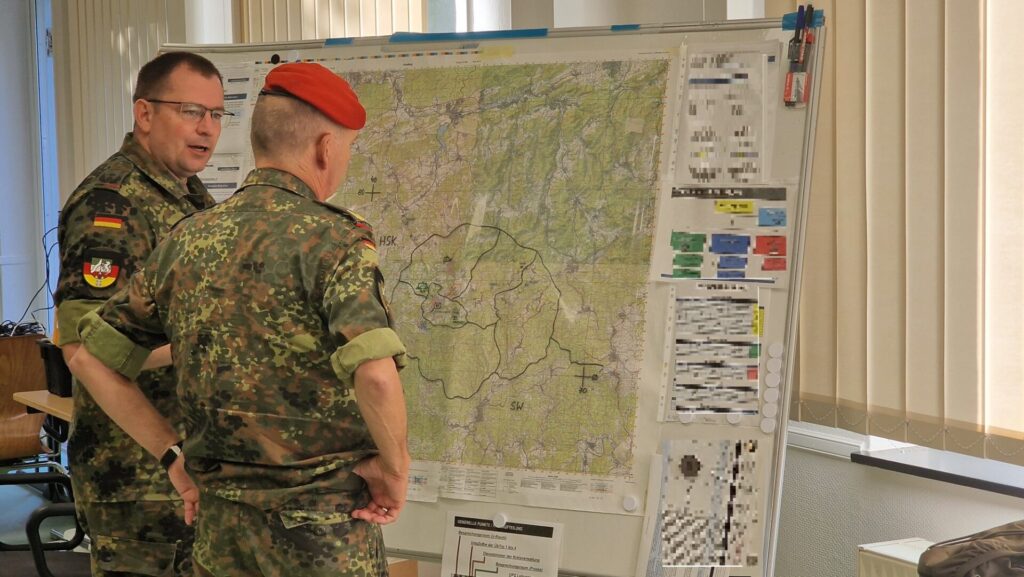 Große Regionalübung mit rund 60 Verbindungskommandos in Nordrhein-Westfalen 6 Brigadegeneral Hans-Dieter Müller (r.) beim Besuch des Verbindungskommandos Hochsauerlandkreis.