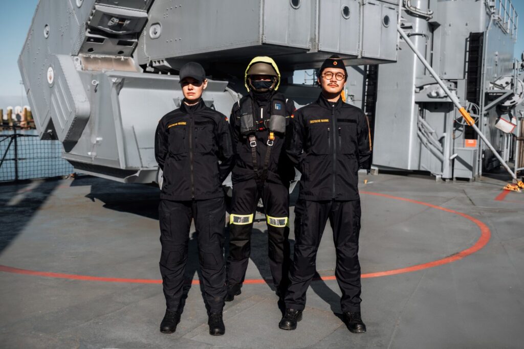 Deutsche Marine erhält neues Bekleidungssystem 9 Die neuen Borddienst- und -gefechtsanzüge.