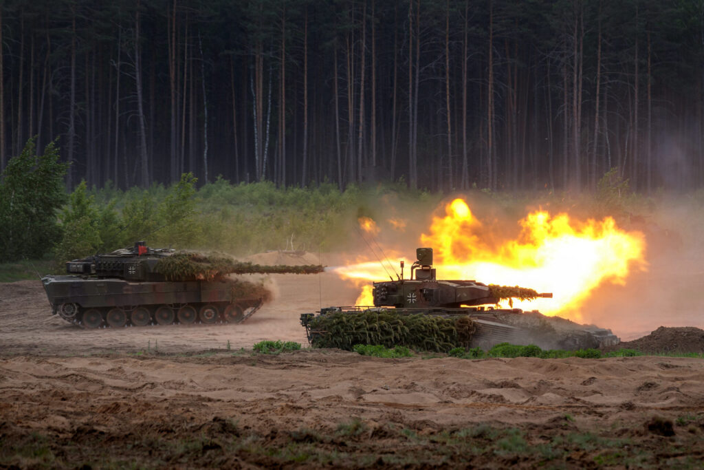 Heer übernimmt Kommando im Kosovo und in Litauen 7 Ein Kampfpanzer Leopard 2A7V und ein Schützenpanzer Puma während der NATO-Übung Grand Quadriga auf dem litauischen Truppenübungsplatz Pabrade.