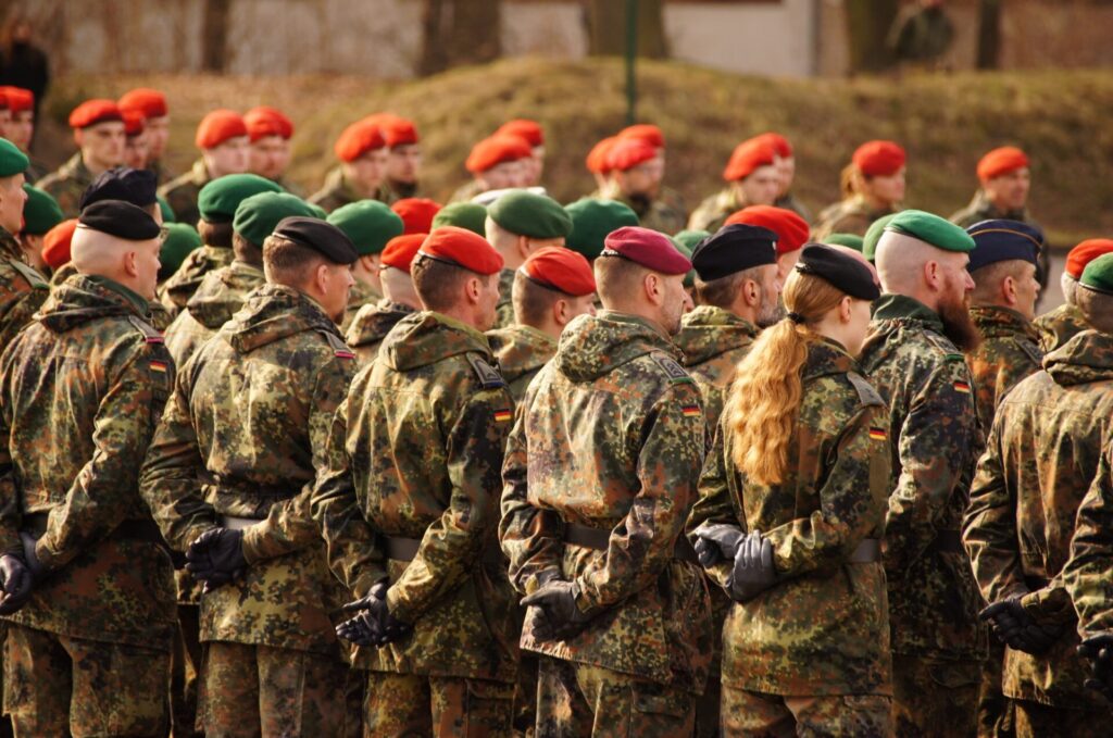 Aufstellungsappell der Heimatschutzdivision: künftig 6.000 Mann unter einem Kommando 2 Abordnungen der fünf bereits bestehenden Heimatschutzregimenter nahmen an der Zeremonie teil.