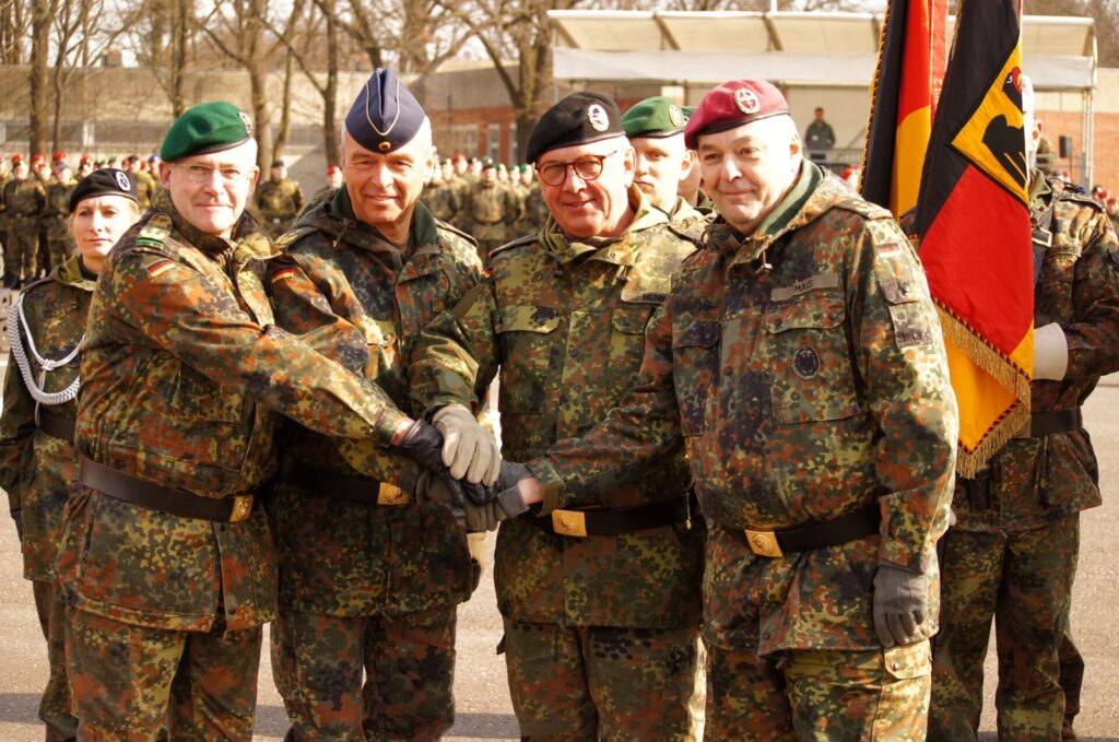 Aufstellungsappell der Heimatschutzdivision: künftig 6.000 Mann unter einem Kommando 5 Die Generale André Bodemann, Befehlshaber des Territorialen Führungskommandos, Andreas Hoppe, Stellvertreter des Generalinspekteurs, Andreas Henne, erster Kommandeur der Heimatschutzdivision, und Alfons Mais, Inspekteur des Heeres (v. l.)