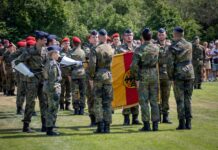 Die Wehrerfassung per Fragebogen funktioniert laut Bundeswehr: Rekruten bei einem öffentlichen Gelöbnis.