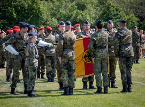 Die Wehrerfassung per Fragebogen funktioniert laut Bundeswehr: Rekruten bei einem öffentlichen Gelöbnis.