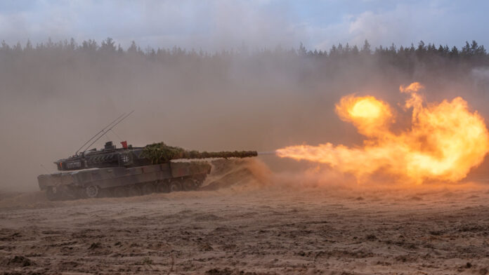 Ein Leopard 2 während der Übungsserie Grand Quadriga 2024 in Litauen.