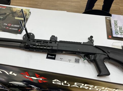Die Benelli M4 AI Drone Guardian mit 18,5-Zoll-Lauf.