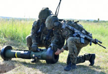 Soldaten der Territorialverteidigungskräfte in Polen üben mit einem Panzerabwehrlenkflugkörper Javelin.