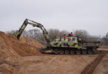Der Pionierpanzer Kodiak demonstriert den Einsatz des Baggerarms.