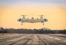 Die Rotor-Blown-Wing-Drohne von Sikorsky beim Start im Hubschraubermodus.
