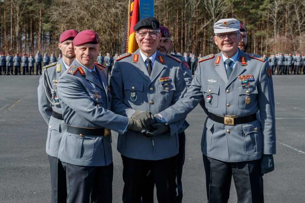 Infanterieschule: Kommandoübergabe von Matz an Steinhaus 7 Kommandoübergabe an der Infanterieschule der Bundeswehr von Brigadegeneral Michael Matz (r.) an Brigadegeneral Andreas Steinhaus (l).