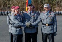 Kommandoübergabe an der Infanterieschule der Bundeswehr von Brigadegeneral Michael Matz (r.) an Brigadegeneral Andreas Steinhaus (l).