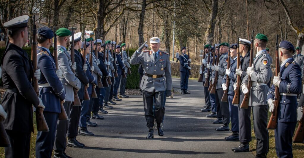 Infanterieschule: Kommandoübergabe von Matz an Steinhaus 9 Verabschiedung des ehemaligen Kommandeurs durch Soldaten des Wachbataillons.
