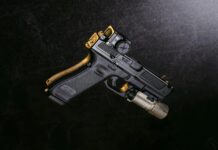 Montierte Waffenoptik, auf der rechten Seite der einfache Zugang zum Akku. Dieser ist aufladbar und problemlos tauschbar, ohne dass die Optik von der Waffe genommen werden muss.