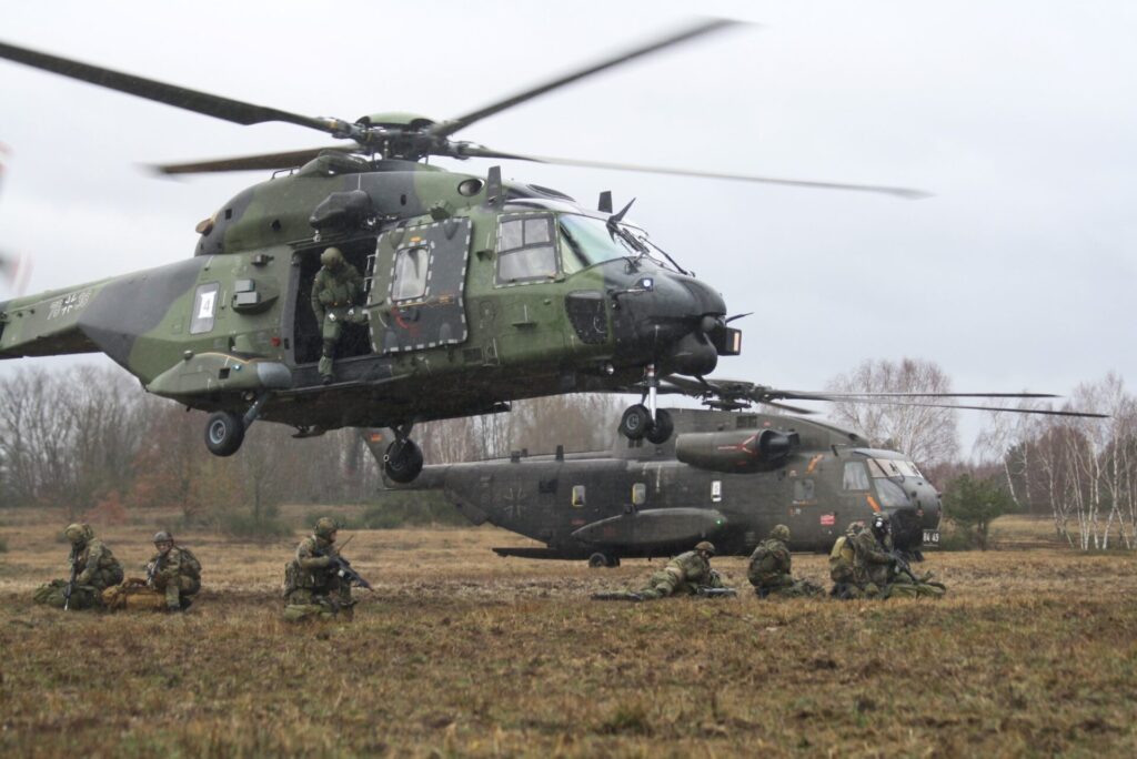 Luftbeweglichkeit: Der Ritt der elektronischen Walküren 8 Momentan ist beim Deutschen Heer der NH90 und bei der Luftwaffe die CH-53 Hauptträger der Luftbeweglichkeit. Letztere soll durch die CH-47F ersetzt werden.