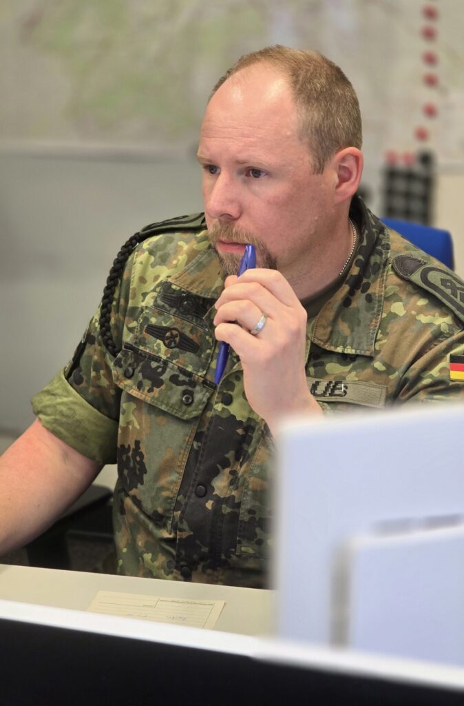 Übung des Landeskommandos Nordrhein-Westfalen beendet 7 Stabsfeldwebel Sascha B. (43) ist seit 2022 im Bezirksverbindungskommando Köln. Nach seiner Zeit als Zeitsoldat - zuletzt bei der Panzerbrigade 21 - folgten zwei Jahre Bundeswehr-Pause. Dann machte ihn der stellvertretende Leiter auf das Verbindungskommando aufmerksam.