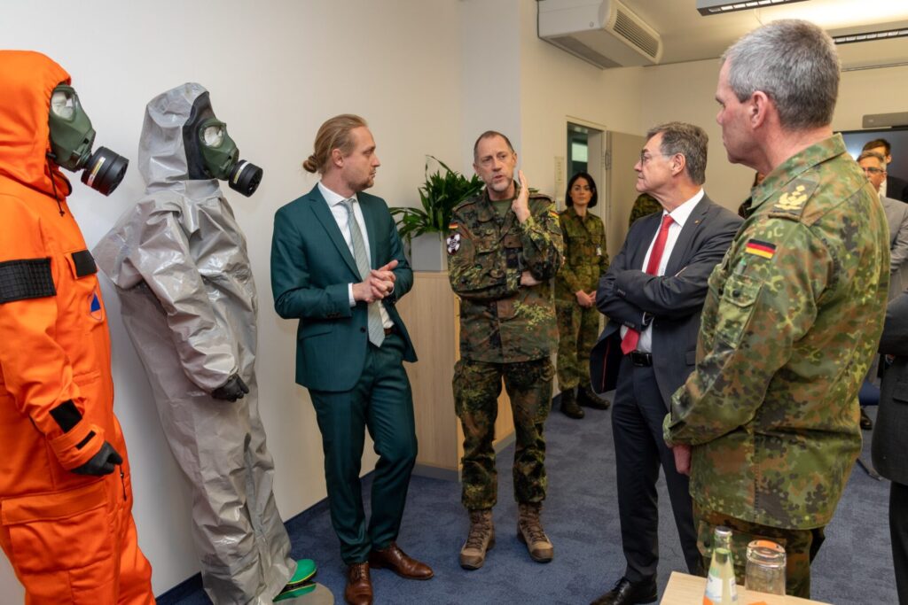 ABC-Abwehr/CBRN-Schutz: Kooperation Bundeswehr und BBK 2 Im Fachgespräch über ABC-/CBRN-Schutzausstattungen: (v.l.) Hanno Dickmänken (BBK), Oberst Stephan Saalow (Kdr ABC-AbwKdoBw) Ralph Tiesler (Präsident BBK) und Generalleutnant Gerald Funke (Befehlshaber UstgKdoBw).