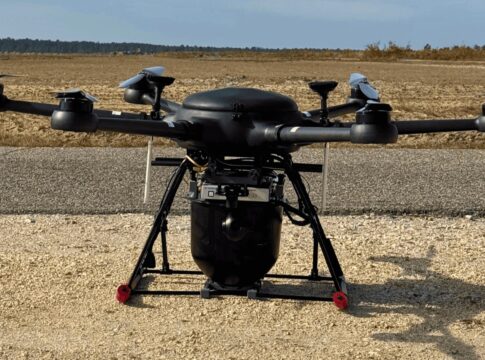 Eine Milton-Drohne, die mit einer SIGINT-Nutzlast von Rohde & Schwarz ausgestattet ist, kann den Ursprung einer verdächtigen Kommunikation lokalisieren.