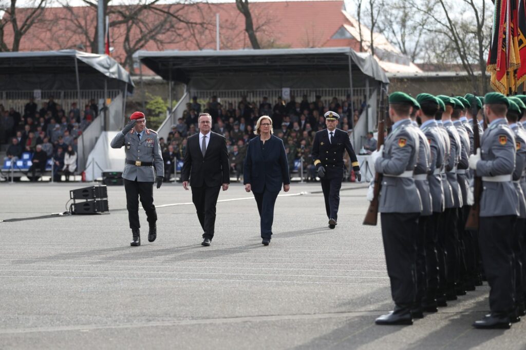 Operatives Führungskommando der Bundeswehr aufgestellt 6 Der Bundesminister der Verteidigung, die Bundesratspräsidentin und der Generalinspekteur der Bundeswehr schritten die Ehrenformation ab.