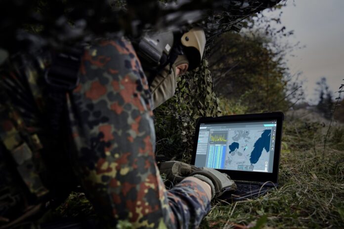 Rohde & Schwarz stellt transportable Überwachungssysteme für das militärische Spektrum-Monitoring vor, die das Spektrum-Management optimieren sollen und Gegner aufklären.
