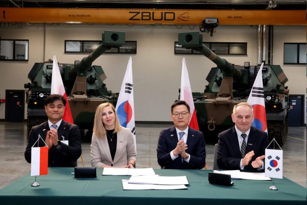 Panzerhaubitze Krab: 87 weitere Fahrgestelle werden gebaut 2 Vertreter von Hanwha und HSW bei der Vertragsunterzeichnung im polnischen Stalowa Wola.