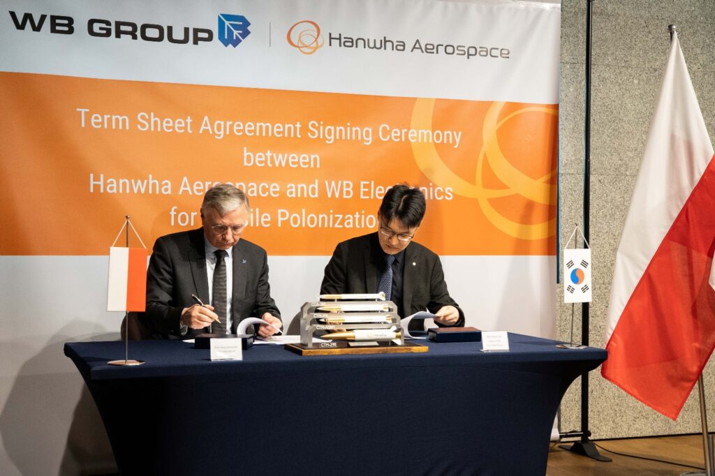 Homar-K: Lenkraketen für polnische Artilleriesysteme 2 Piotr Wojciechowski von der WB-Gruppe (l.) und Billy Boo-hwan Lee von Hanwha (r.) bei der Unterzeichnung des Abkommens in Warschau.