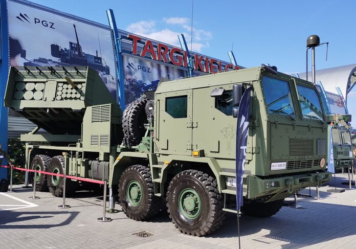 Der Prototyp des Homar-K Mehrfachraketenwerfers auf einer Ausstellung 2023.