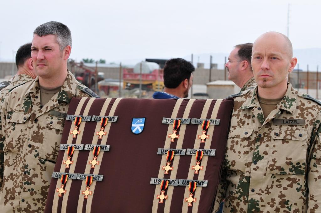 Heute vor 15 Jahren: Karfreitagsgefecht in Afghanistan 8 Die Ehrenkreuze der Bundeswehr in Gold in besonderer Ausführung vor der Verleihung an die amerikanischen Black Hawk-Besatzungen.