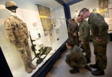 Soldaten der Bundeswehr besuchen das Militärhistorische Museum der Bundeswehr in Dresden.