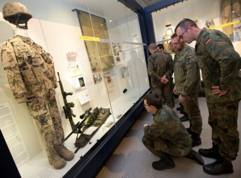 Soldaten der Bundeswehr besuchen das Militärhistorische Museum der Bundeswehr in Dresden.