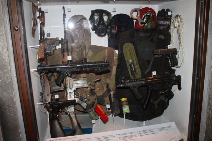 Ausrüstung der B Squadron, die bei Operation Nimrod zum Einsatz kam - Aufnahme aus einer Sonderausstellung im Imperial War Museum im Jahr 2014.
