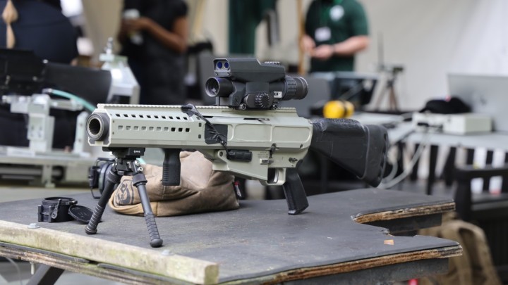 Das Precision Grenadier System ist eine halbautomatische magazingeladene Granatwaffe mit gezogenem Rohr und integriertem Feuerleitsystem. 