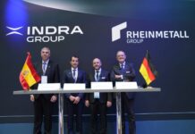 Vertreter von Indra und Rheinmetall nach der Unterzeichnung der Vereinbarung.
