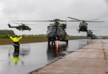 Auf der Start- und Landebahn im litauischen Panevėžys wird eines der vielen Luftfahrzeuge der Aviation Brigade auf einen Stellplatz eingewiesen.