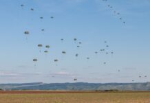 Fallschirmjäger der Luftlandebrigade 1 beim Automatiksprung während einer früheren Übung.