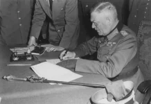 Generalfeldmarschall Wilhelm Keitel ratifiziert das Kriegsende als Chef des Oberkommandos der Wehrmacht kurz nach Mitternacht am 8./9. Mai in Berlin-Karlshorst.
