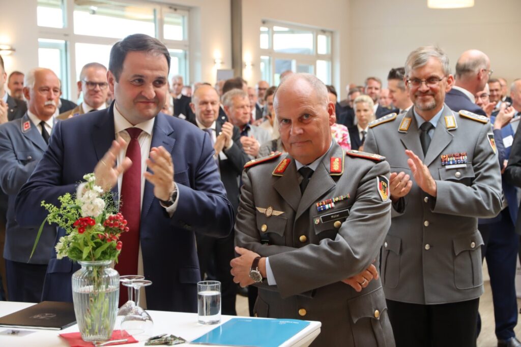 Landeskommando NRW informiert zur aktuellen Sicherheitslage 2 Brigadegeneral Hans-Dieter Müller (m.), Kommandeur des Landeskommando Nordrhein-Westfalen, mit hochrangigen Gästen beim Jahresempfang auf der Galopprennbahn Düsseldorf. Links neben dem Gastgeber: Nathanael Liminski, Minister für Bundes- und Europaangelegenheiten, Internationales sowie Medien und Chef der Staatskanzlei.