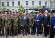 Bundesminister der Verteidigung Boris Pistorius, Bundeskanzler Friedrich Merz, Präsident der Republik Gitanas Nausėda und die Verteidigungsministerin Litauens, Dovilė Šakalienė (vorne, v. l.) beim Aufstellungsappell der Panzerbrigade 45.