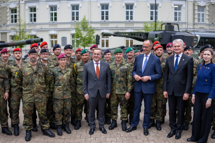 Bundesminister der Verteidigung Boris Pistorius, Bundeskanzler Friedrich Merz, Präsident der Republik Gitanas Nausėda und die Verteidigungsministerin Litauens, Dovilė Šakalienė (vorne, v. l.) beim Aufstellungsappell der Panzerbrigade 45.