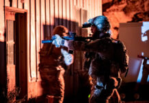Dank der Nachtsichtoptiken können die Spezialkräfte ihre technischen Vorteile ausspielen. Diese ermöglichen Missionen und Zugriffe bei Nacht, wenn der Gegner oft schläft oder zumindest weniger aufmerksam ist. Hier ein Raid bei einer USSOCOM-Übung.