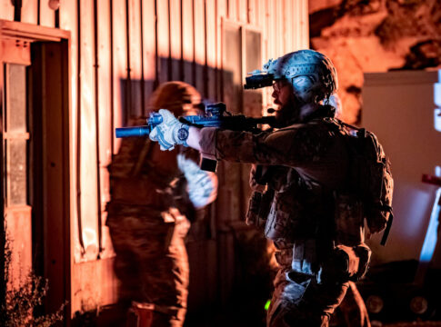 Zukunft der Nachtsicht: Interview mit Hersteller L3Harris 8 Dank der Nachtsichtoptiken können die Spezialkräfte ihre technischen Vorteile ausspielen. Diese ermöglichen Missionen und Zugriffe bei Nacht, wenn der Gegner oft schläft oder zumindest weniger aufmerksam ist. Hier ein Raid bei einer USSOCOM-Übung.