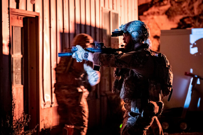 Dank der Nachtsichtoptiken können die Spezialkräfte ihre technischen Vorteile ausspielen. Diese ermöglichen Missionen und Zugriffe bei Nacht, wenn der Gegner oft schläft oder zumindest weniger aufmerksam ist. Hier ein Raid bei einer USSOCOM-Übung.