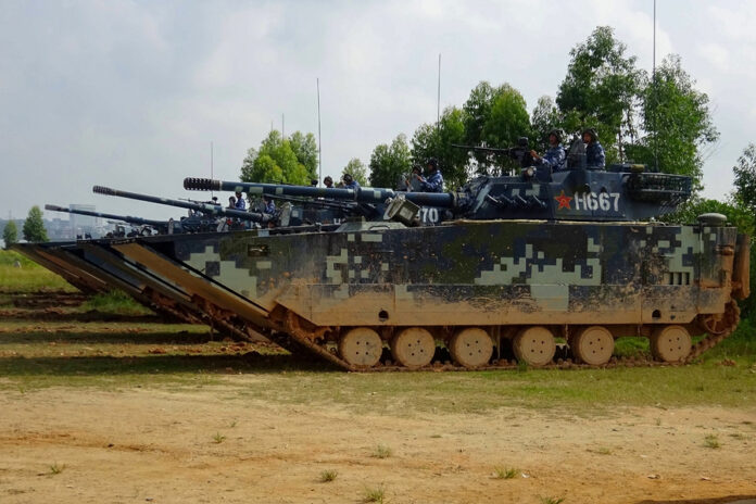 Das amphibische Feuerunterstützungsfahrzeug Typ 05, hier bei einer chinesisch-russischen Übung.