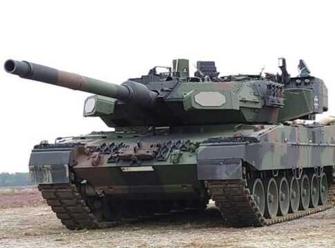 Der Leopard 2 A8 mit dem markanten aktiven Schutzsystem Trophy in der Turmfront.