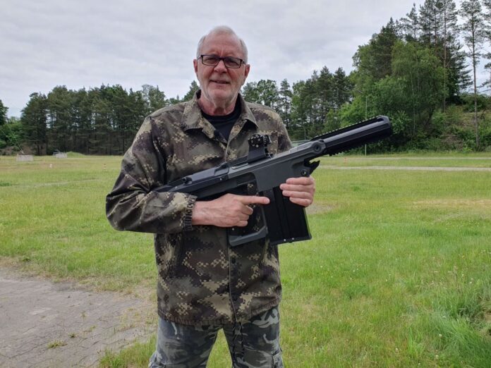 S&T-Chefreporter Burghard Lindhorst mit der SSW 40 auf der Schießbahn von Rheinmetall in Unterlüß.
