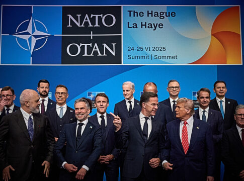 NATO-Gipfel in Den Haag weitgehend unfallfrei beendet 7 Lauter freundliche Gesichter: Die Staats- und Regierungschefs beim NATO-Gipfel in Den Haag.